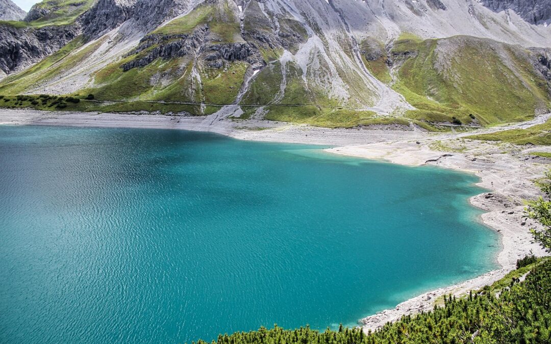 Kayaking Destinations: Paddle Your Way To Autumn Adventures: Kayaking In…